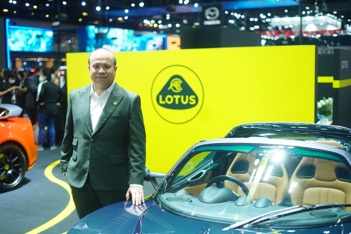 นายธีรพงศ์ รอดลอย