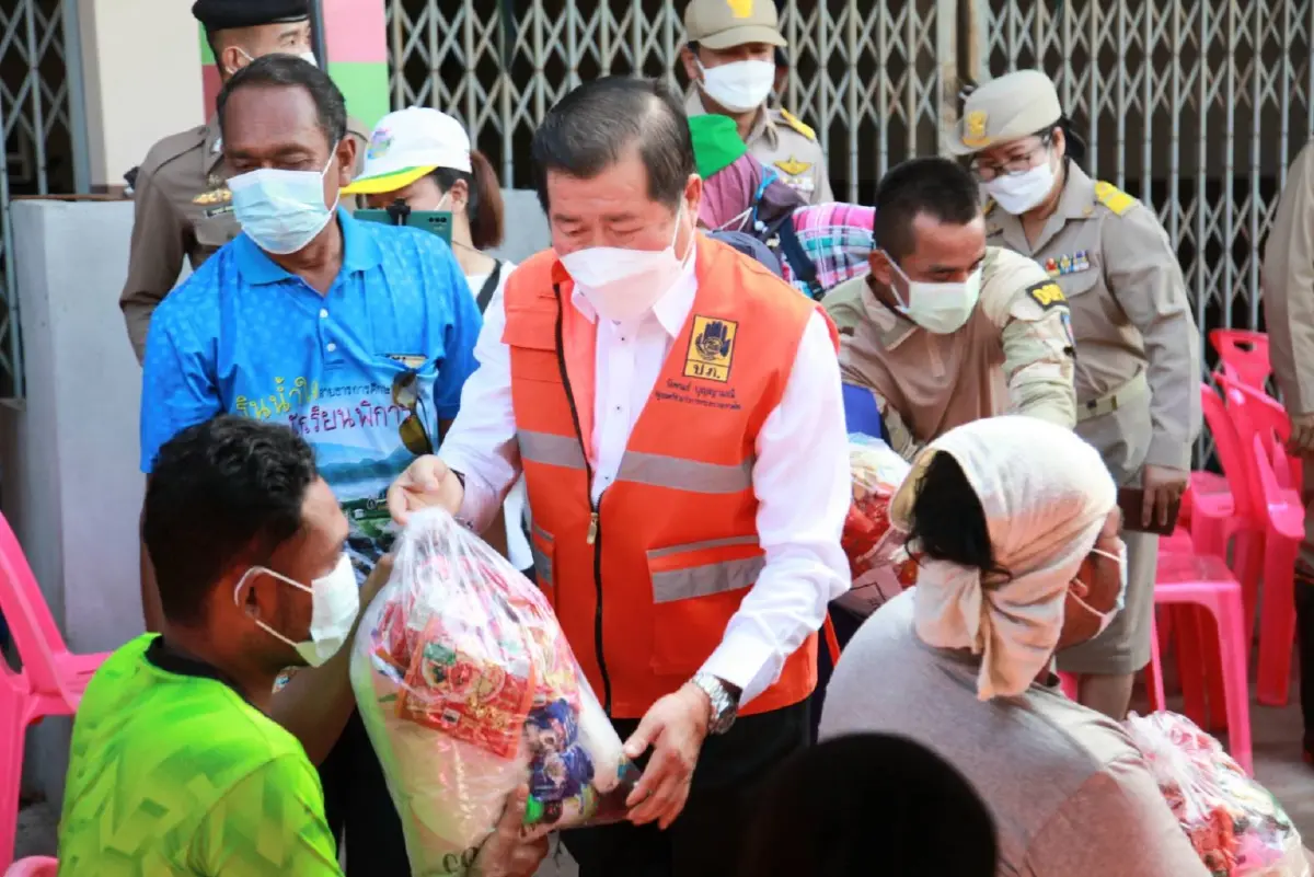 "นิพนธ์"รุดเยี่ยมชาวสุไหงโกลกหลังรับผลกระทบน้ำท่วม