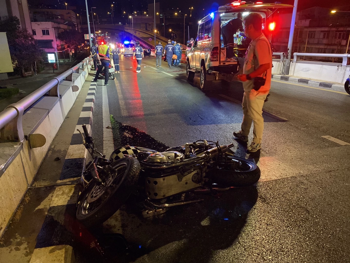 บิ๊กไบค์ เบิ้ลเครื่องท้าทาย แข่งกันจนเกิดอุบัติเหตุ คนซ้อนดับ