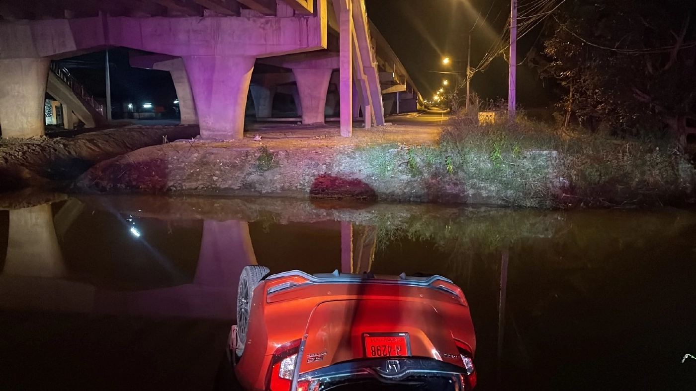 สาวขับป้ายแดงเข้าทางกลับรถ คิดว่าทางตรงพุ่งลงคลองดับ