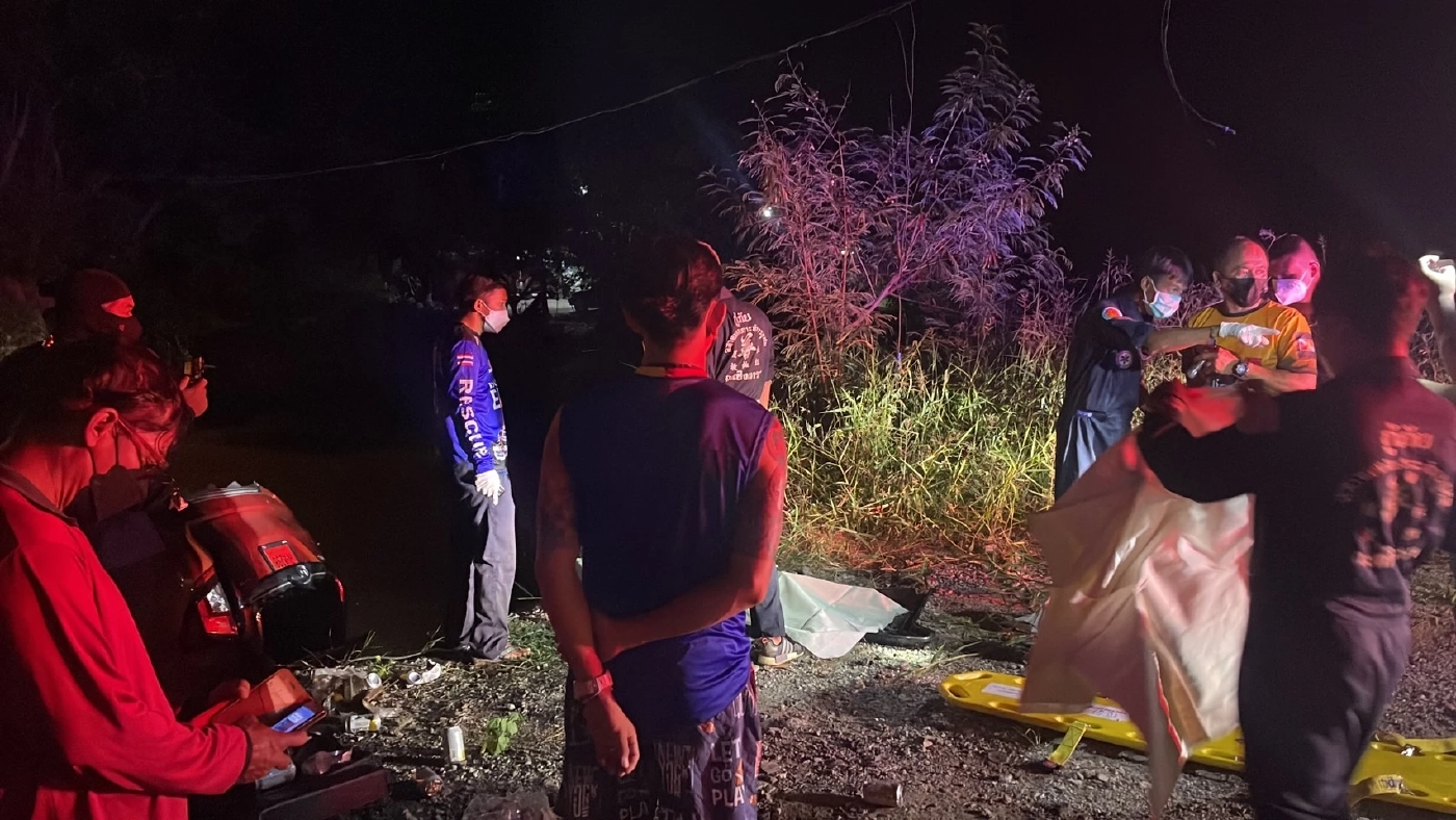 สาวขับป้ายแดงเข้าทางกลับรถ คิดว่าทางตรงพุ่งลงคลองดับ