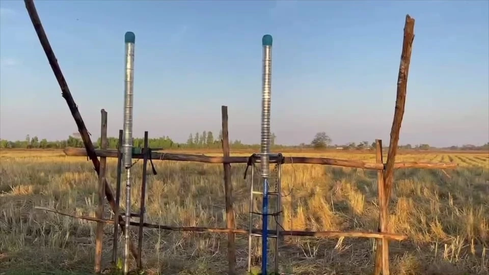 ปกครองจ.หาสารคาม บุกจับพนันบั้งไฟ 100 ชีวิตหนีกระเจิงทั้งโยม-พระ จีวรบิน