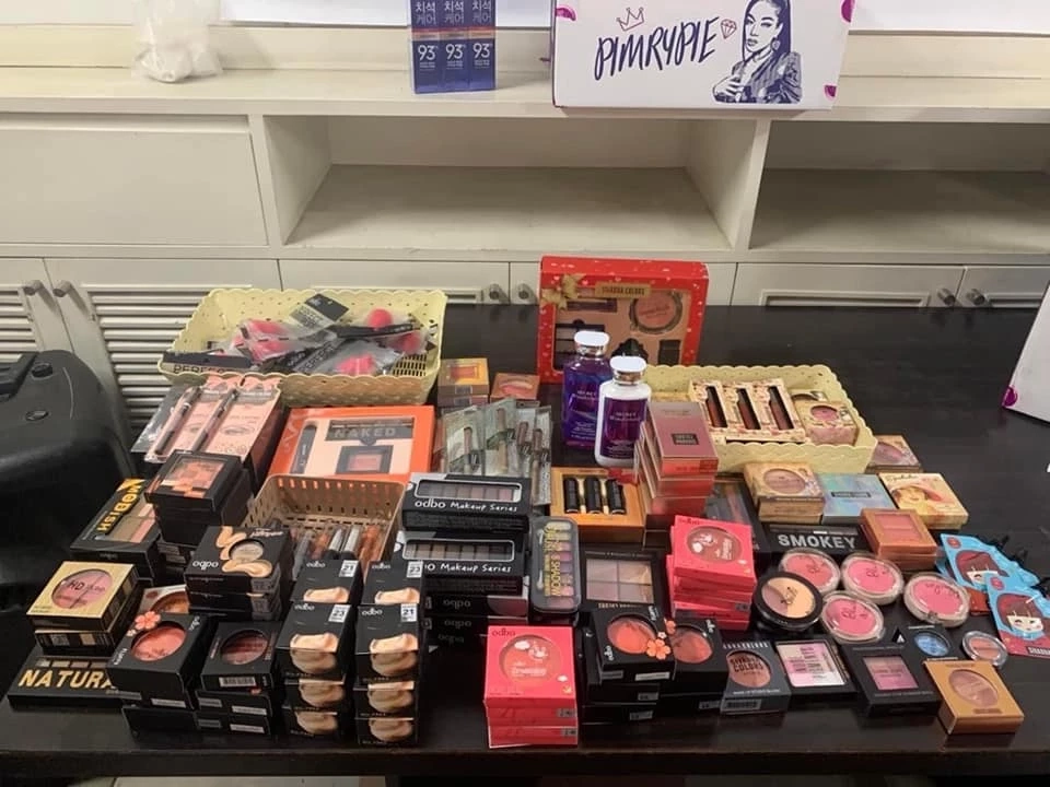 ลูกค้าเซ็งเปิดกลุ่มโละกล่องสุ่ม &quot;พิมรี่พาย&quot; เจอเครื่องสำอางหมดอายุ-น้ำหอมขวดเยิน