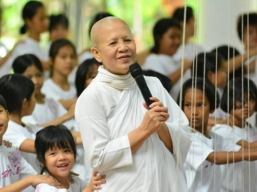 "แม่ชีศันสนีย์" อดีตนางงามที่อุทิศตนให้พระพุทธศาสนา