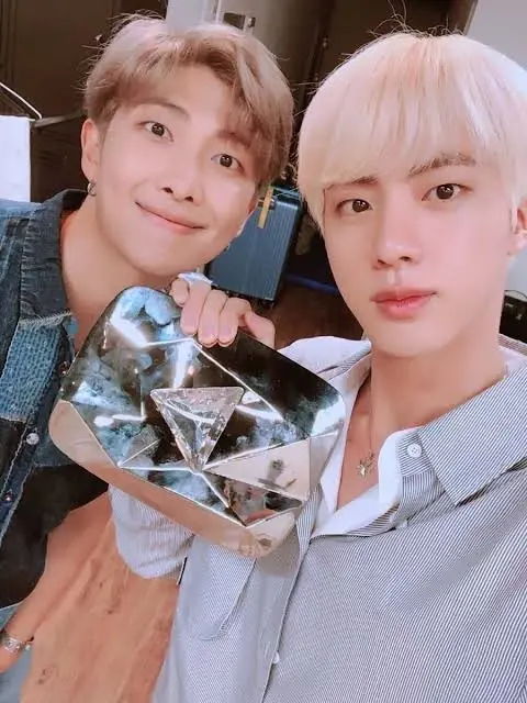 ต้นสังกัดแถลง "อาร์เอ็ม - จิน BTS"  ติดโควิด-19 แฟนคลับร่วมส่งกำลังใจ
