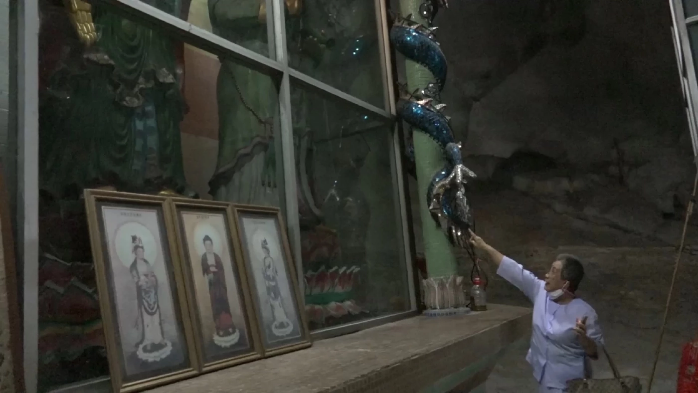 หนุ่มคลั่งบุกวัด ถีบพระพุทธรูปทำลายสิ่งของ