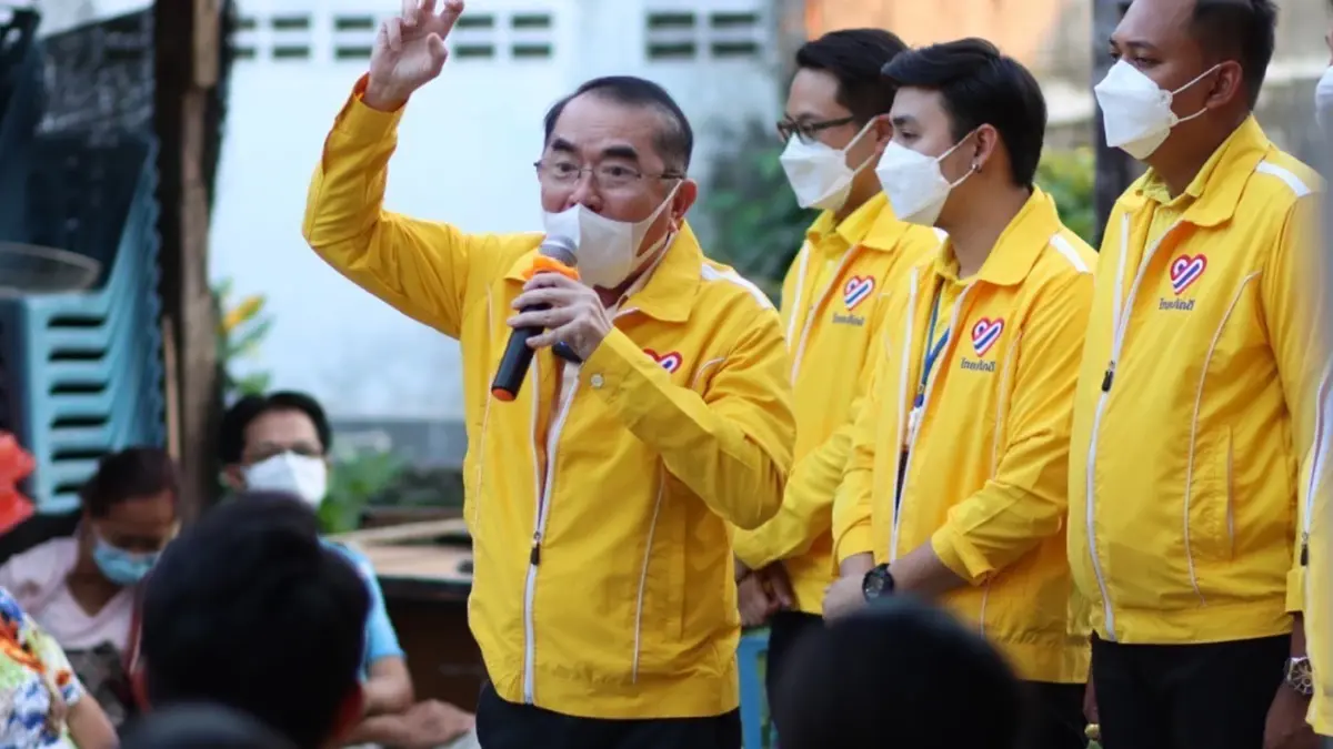 ไม่ขอรับในสภา! ปชช.มอบกล้วยให้ "หมอวรงค์" ระหว่างช่วย "พันธุ์เทพ"หาเสียง