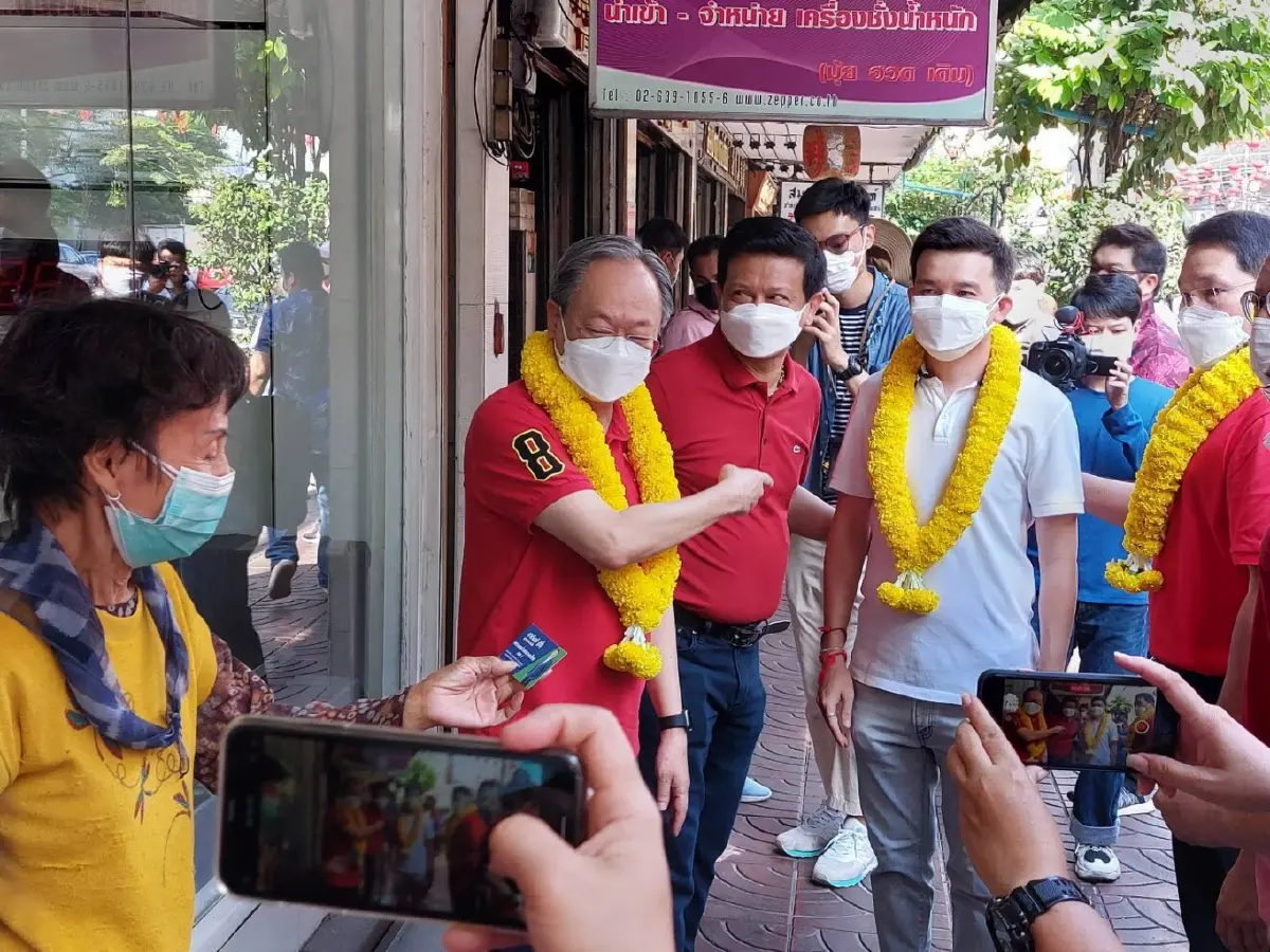 "สร้างอนาคตไทย"ลุยเยาวราชชาวบ้านร้องหา"สมคิด"มาแก้ศก.