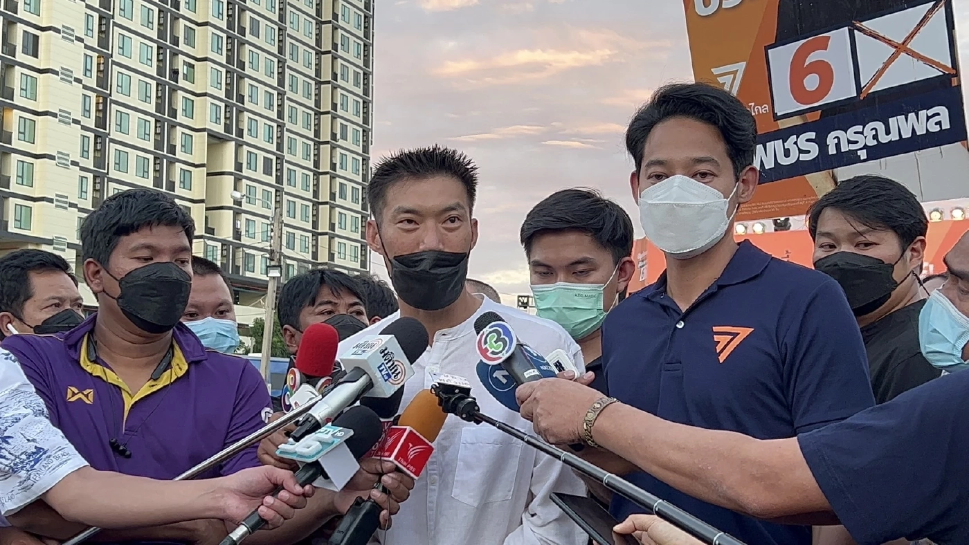 นายธนาธรจึง รุ่งเรืองกิจ ประธานคณะก้าวหน้า