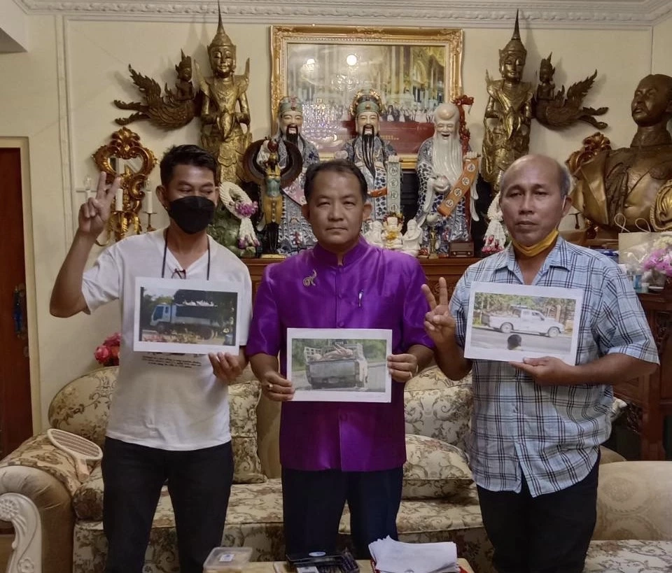 ชาวราชบุรีบุกพบศรีสุวรรณ ร้องเอาผิดปศุสัตว์ปล่อยให้ขนหมูตายเกลื่อนเมือง