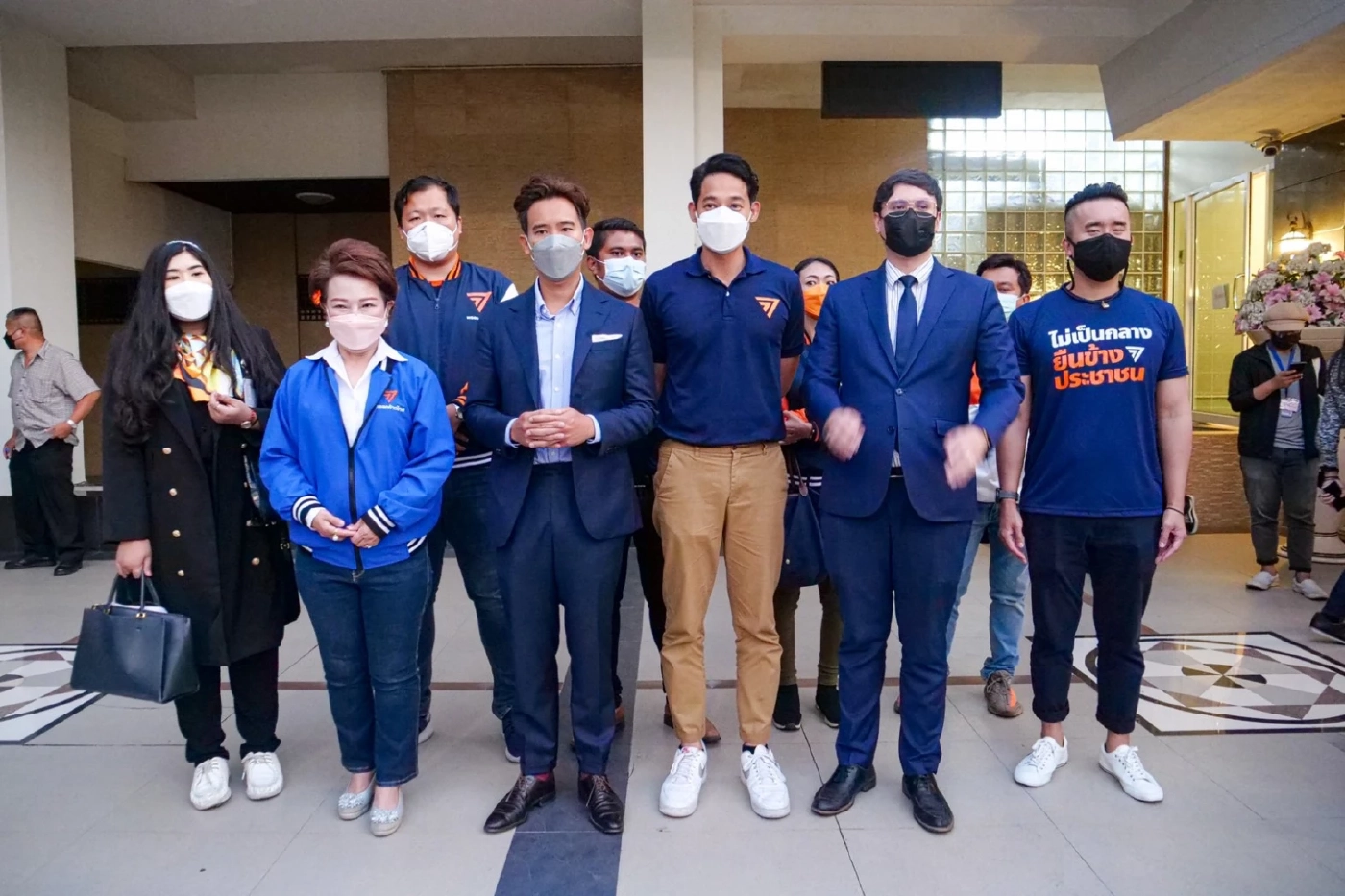 "ก้าวไกล" บุกค่ายทหาร กรมยุทธโยธาทหารบก ปราศรัยชูนโยบายปฏิรูปกองทัพ