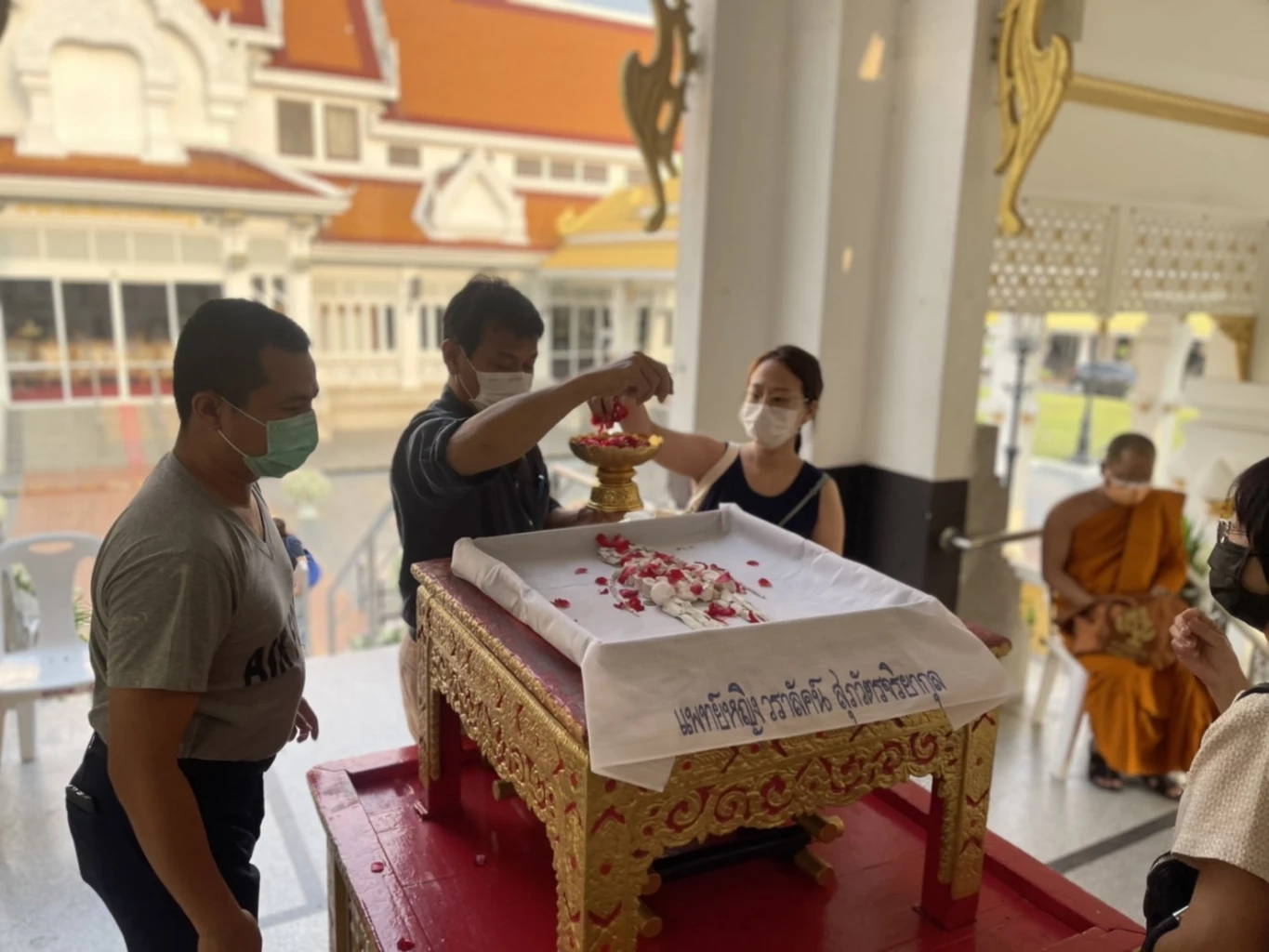 ครอบครัวเก็บอัฐิ "หมอกระต่าย" ลอยอังคารที่ตราดหลังตรุษจีน