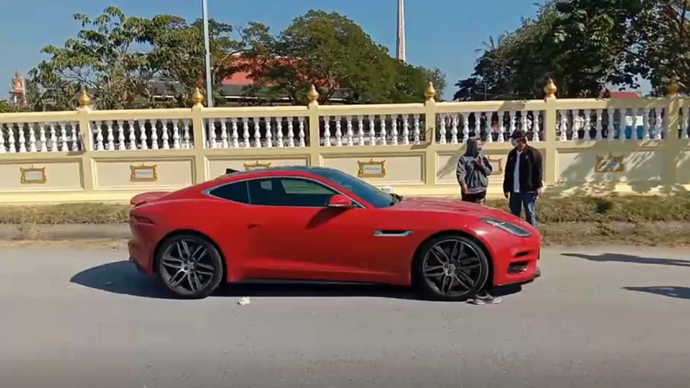 หนุ่มบางตะบูนขับเก๋งสปอร์ต-ควง M16 หวังเคลียร์ปัญหา แต่ถูก จยย.เฉี่ยวชน