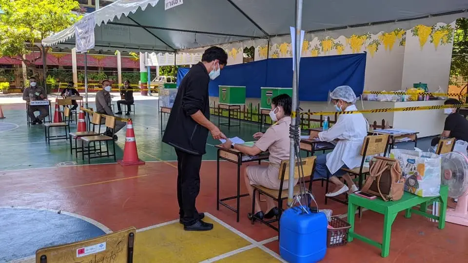 เขตหลักสี่ตั้งกระดานพร้อมรายงานผลคะแนนเลือกตั้งซ่อม
