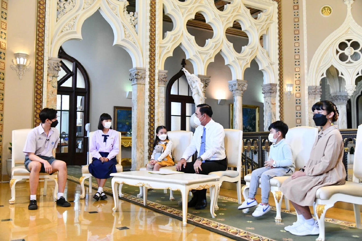 พล.อ.ประยุทธ์ เปิดตึกไทยคู่ฟ้า พาเยาวชนนั่งเก้าอี้นายกฯ รับฟังคนรุ่นใหม่