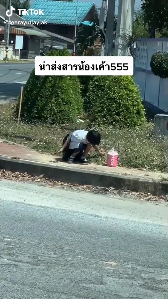 เฉลยแล้ว!! เด็กน้อยแบกกระเป๋าไม่ไหวที่แท้ข้างในไม่ใช่หนังสือ