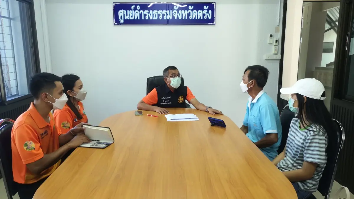 ลูกจ้างเทศบาลร้องศูนย์ดำรงธรรมตรัง ถูก สท. ถีบตกเก้าอี้