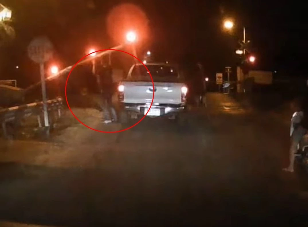 ระทึก! พลเมืองดีช่วยกระบะโชว์เก๋า ฝ่าฝืนไม้กั้นทางรถไฟหวิดถูกชน