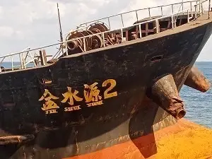 เรือปริศนาลอยกลางทะเล ทัพเรือภาค 2 ลากเข้าฝั่งหวั่นกระทบเส้นทางเดิน​เรือ
