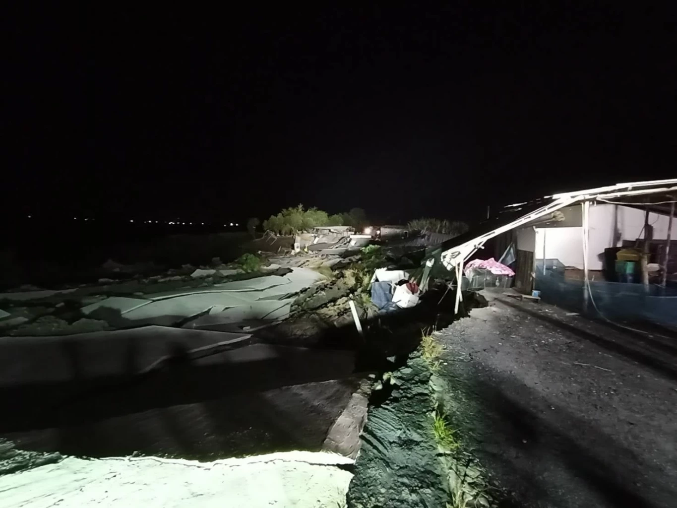 โชคดีไร้เจ็บ เหตุดินทรุดสไลด์ตัวบ้านพังเสียหาย 33 หลังคาเรือน ย่านบางพลี