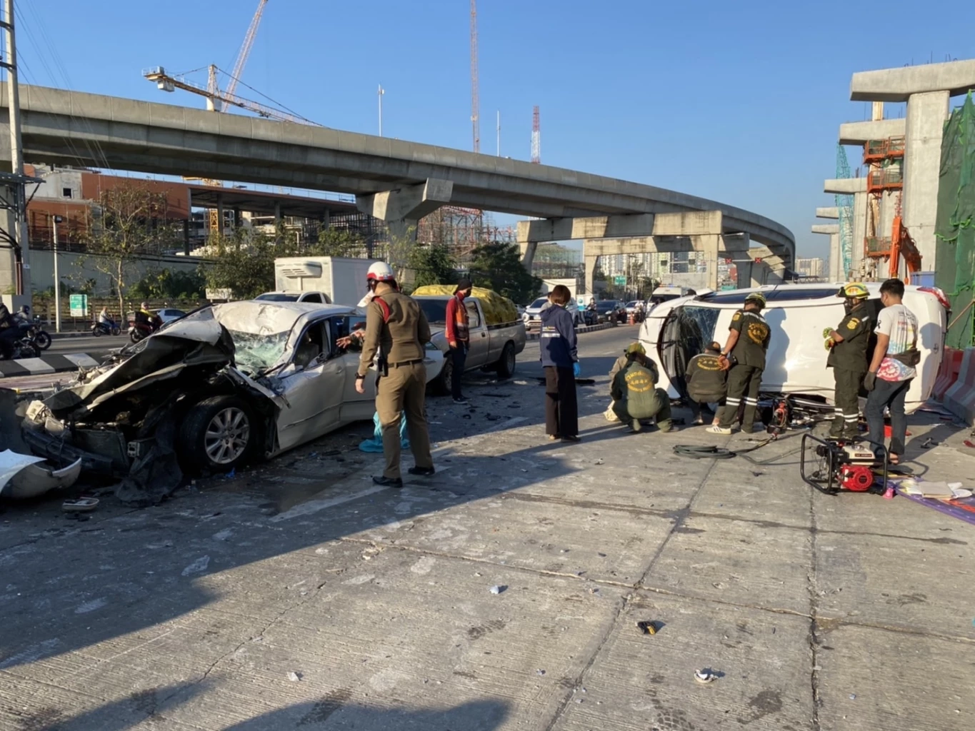 เก๋งพุ่งข้ามเกาะกลางถนน ชนสนั่น 4 คันรวด แยกแคราย ดับ 1 บาดเจ็บ 2