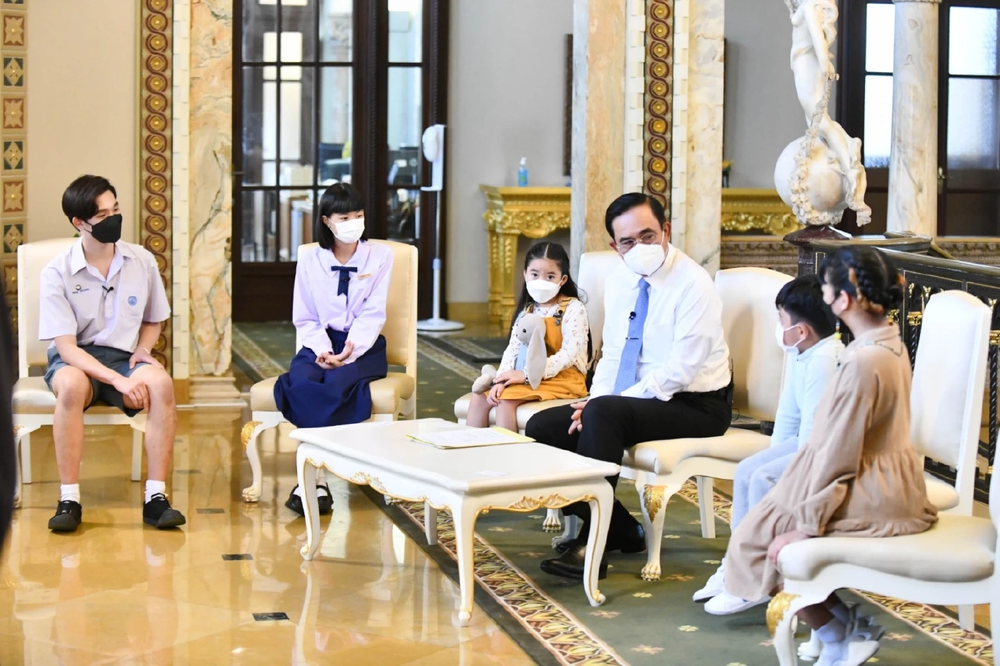 พล.อ.ประยุทธ์ เปิดตึกไทยคู่ฟ้า พาเยาวชนนั่งเก้าอี้นายกฯ รับฟังคนรุ่นใหม่