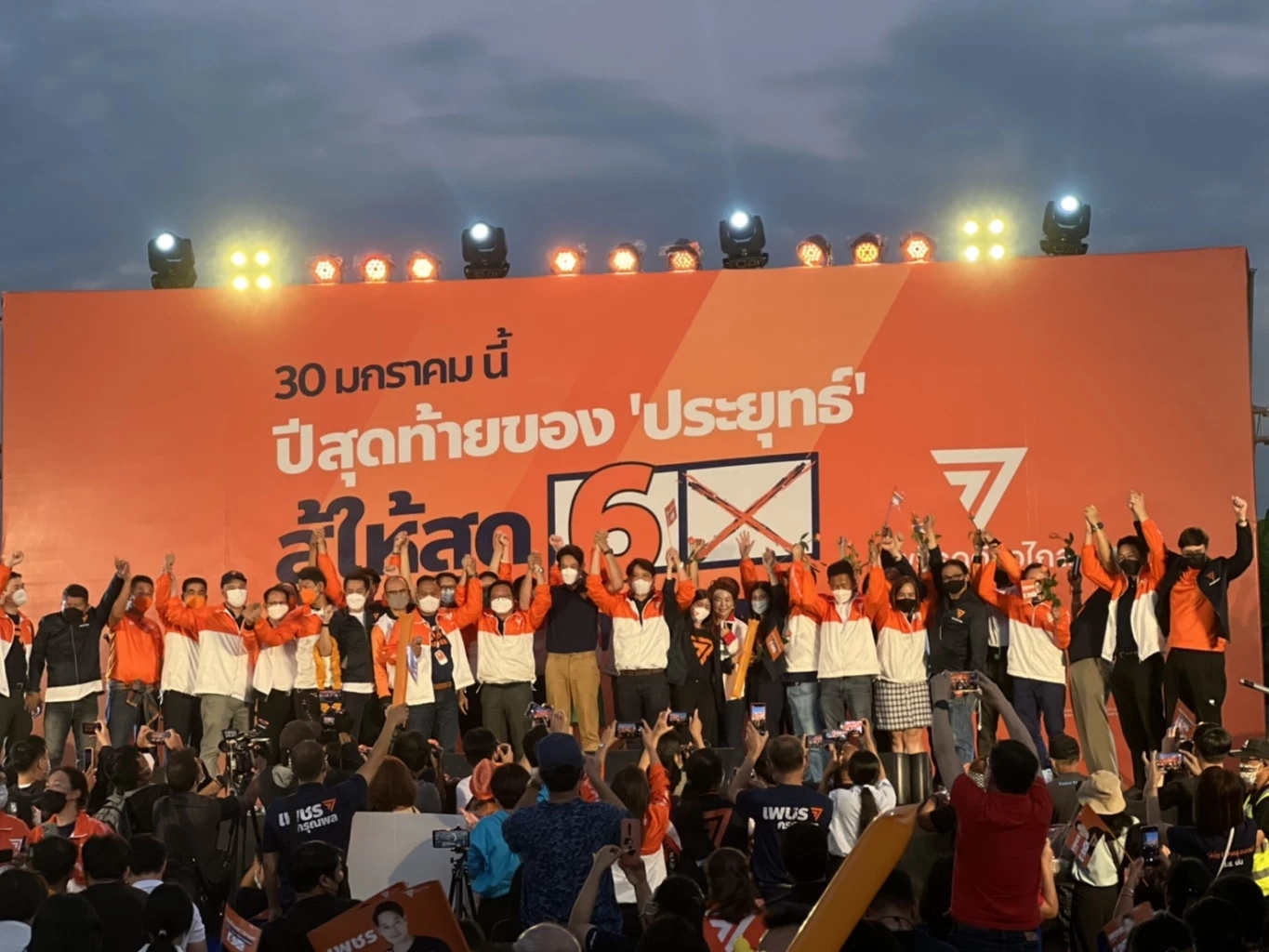 "เพชร กรุณพล" หลั่งน้ำตาบนเวทีปราศรัยใหญ่ ลั่นพร้อมพุ่งชนทุกปัญหา