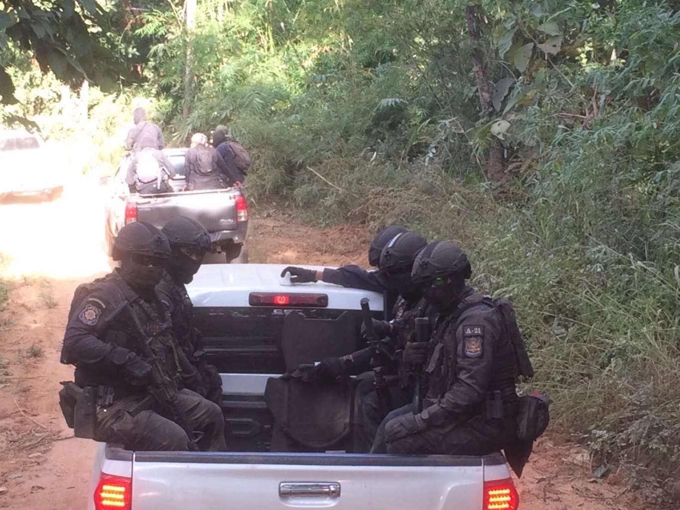 ป.ป.ส. ส่งทีมอินทรีย์ 19 พร้อมรถหุ้มเกราะสนับสนุนไล่ล่าแก๊งยานรกยิง ตร. ดับ