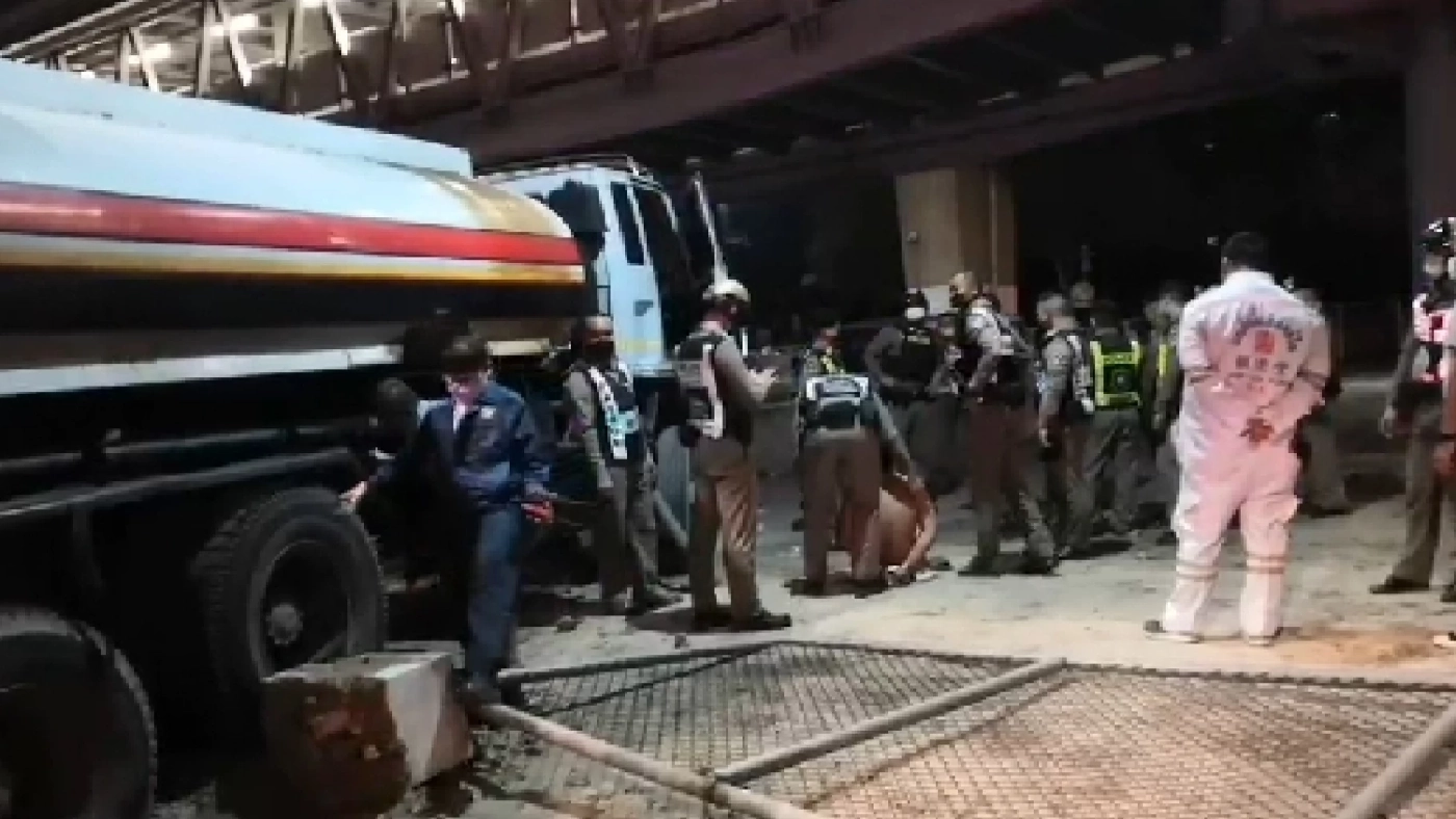 ไล่ล่าระทึก คนร้ายบุกเดี่ยว จี้ชิงรถบรรทุกพ่วง กลางถนนหลวงหมายเลข 3423