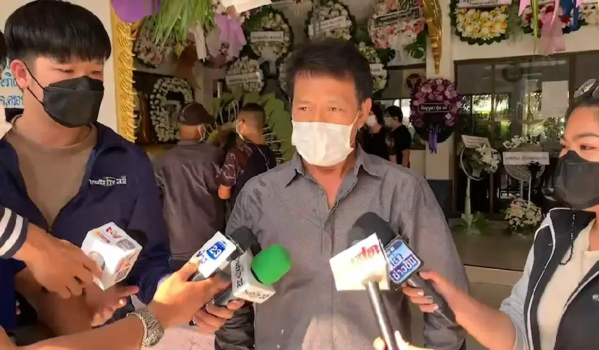  นายแพทย์อนิรุทธ์ สุภวัตรจริยากุล พ่อของหมอกระต่าย 