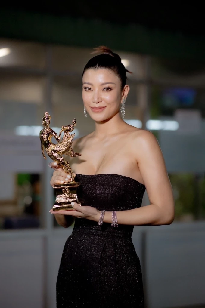 "เอมมี่ มรกต" น้ำตาท่วม! รับรางวัลการแสดงทิ้งทวน เผยความในใจ17ปีในวงการ