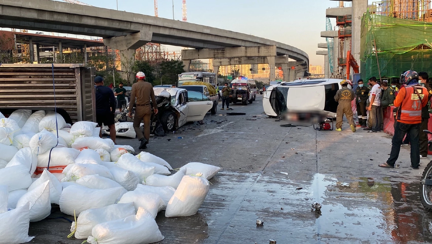 เก๋งพุ่งข้ามเกาะกลางถนน ชนสนั่น 4 คันรวด แยกแคราย ดับ 1 บาดเจ็บ 2