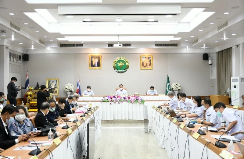 คกก.โรคติดต่อฯ เตรียมให้โควิดเป็นโรคประจำถิ่นหลังเข้าหลักเกณฑ์ที่กำหนด