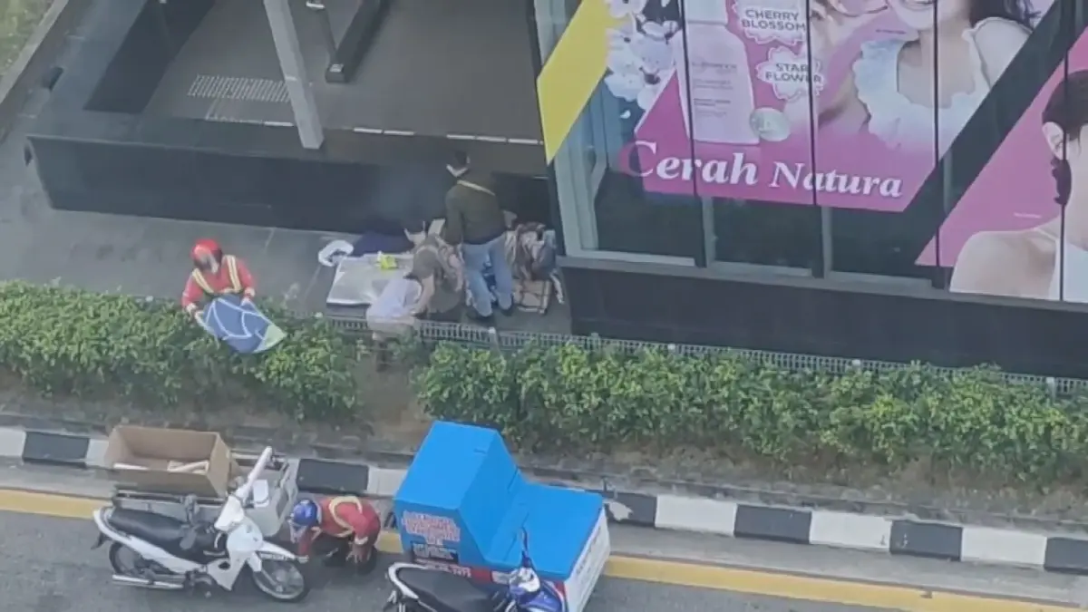 ชาวเน็ตมาเลย์ไม่พอใจเตะไล่ที่คนไร้บ้าน (มีคลิป)