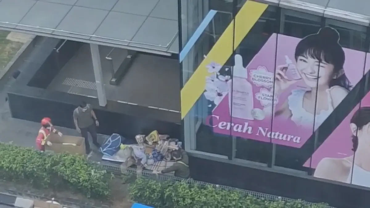 ชาวเน็ตมาเลย์ไม่พอใจเตะไล่ที่คนไร้บ้าน (มีคลิป)