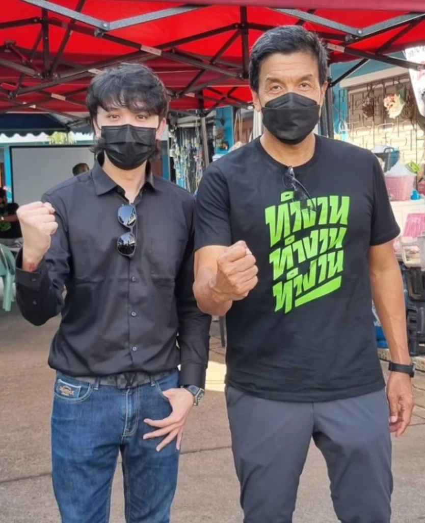 ฟลุ๊ค “พชร ธรรมมล”หรือ “ฟลุ๊ค เดอะสตาร์” นักร้องชื่อดัง 