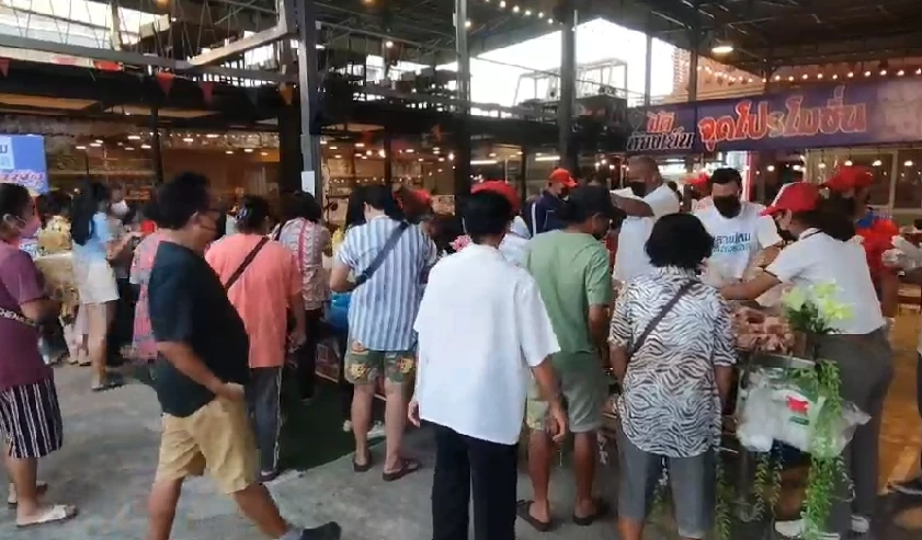 ชาวบ้านแห่ซื้อเนื้อหมู กก.ละ140 บาท ที่เพจสายไหมต้องรอดจัดโปรร่วมหมูรำพึง