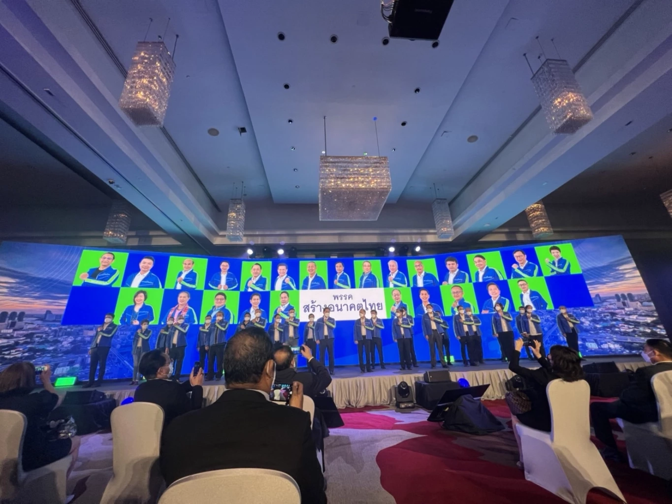 เปิดตัวพรรคสร้างอนาคตไทยสุดคึกคัก นักการเมืองหลายขั้วร่วมแจม