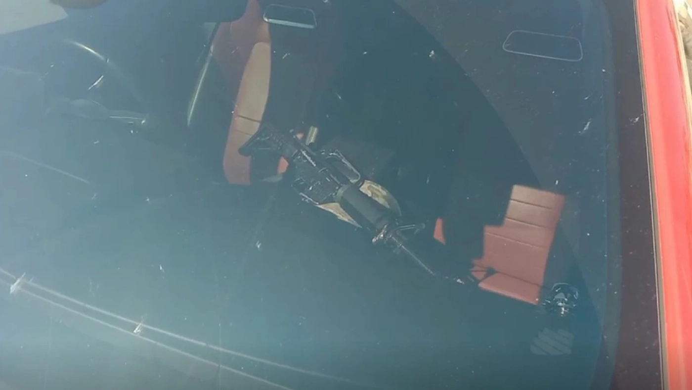 หนุ่มบางตะบูนขับเก๋งสปอร์ต-ควง M16 หวังเคลียร์ปัญหา แต่ถูก จยย.เฉี่ยวชน