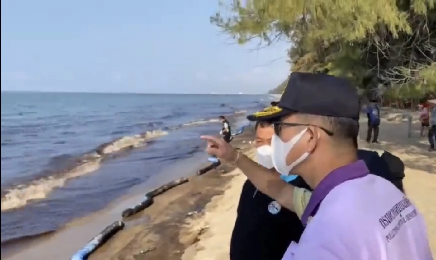 อธิบดีคพ.เผยคราบน้ำมันล็อตใหญ่จ่อซัดเข้าหาดแม่รำพึง