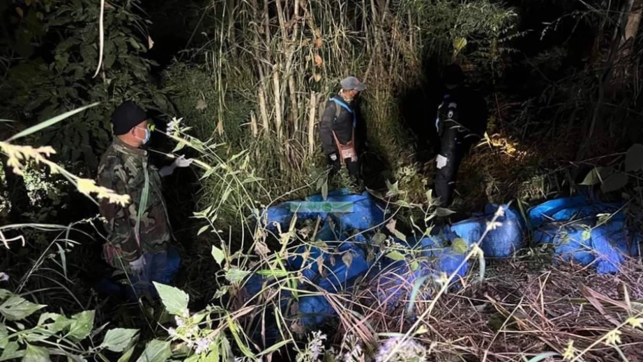 ป.ป.ส. ส่งทีมอินทรีย์ 19 พร้อมรถหุ้มเกราะสนับสนุนไล่ล่าแก๊งยานรกยิง ตร. ดับ