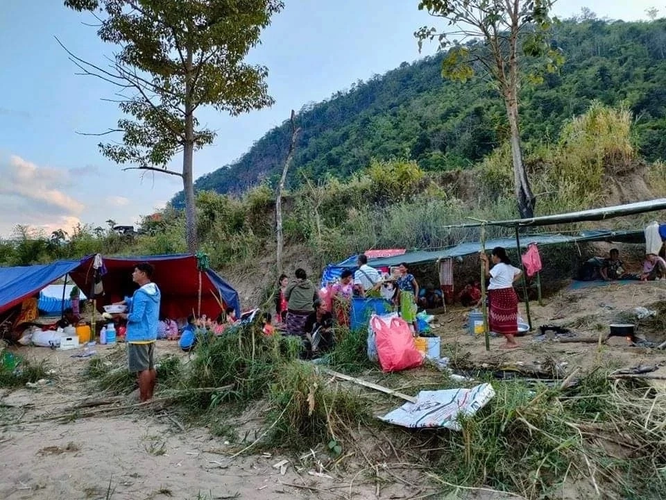 ชายแดนไทย-เมียนมา ระอุอย่างต่อเนื่อง ผู้ลี้ภัยหันหัวกลับมาลี้ภัยอีกครั้ง
