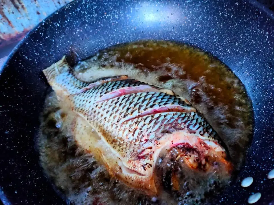 บิลลี่ โอแกน นักร้องชื่อดัง ทอดปลาโชว์ หลังราคาหมูแพง รอรุ่นต่อไปโตค่อยกิน