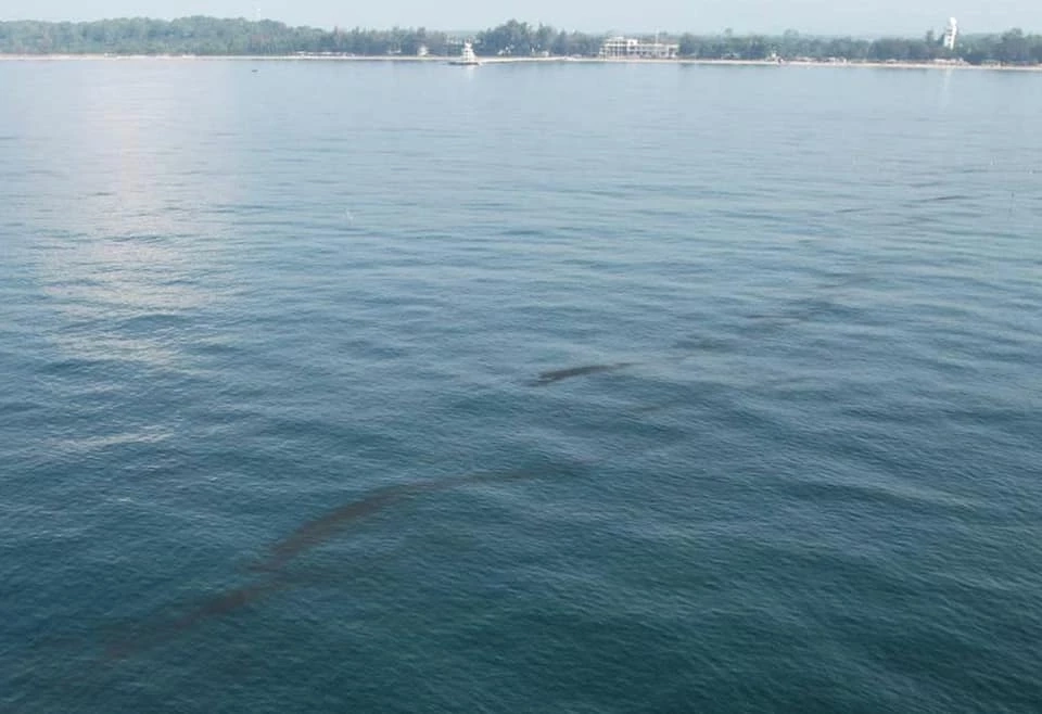 &quot;คราบน้ำมันดิบรั่ว&quot; จ่อเข้าฝั่งวันนี้ พบขยายตัว 9.4 เท่าของเกาะเสม็ด