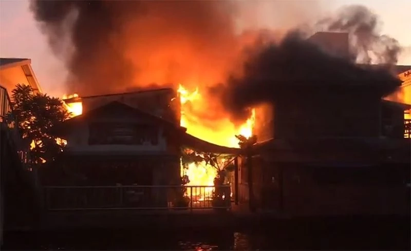 ด่วน! เพลิงไหม้รับวันเด็กชุมชนในเพชรเกษม 19 ชาวบ้านขนของกันวุ่น