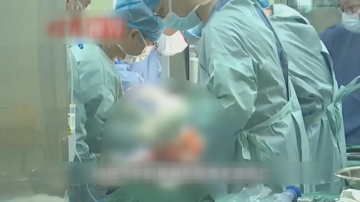 พ่อจีนบริจาคอวัยวะลูกที่เสียชีวิตจากอุบัติเหตุ
