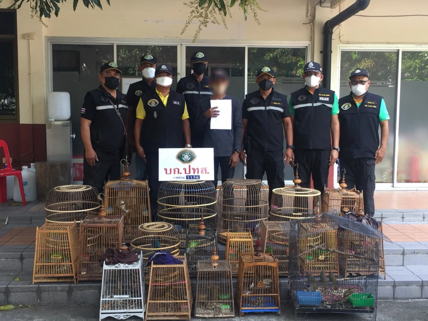 ตำรวจป่าไม้ รวบหนุ่มค้านกคุ้มครอง กว่า 11 ชนิด รวม 25 ตัว กลางตลาดเมืองยะลา