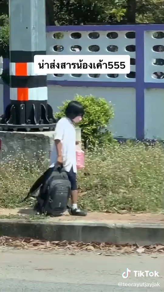 เฉลยแล้ว!! เด็กน้อยแบกกระเป๋าไม่ไหวที่แท้ข้างในไม่ใช่หนังสือ