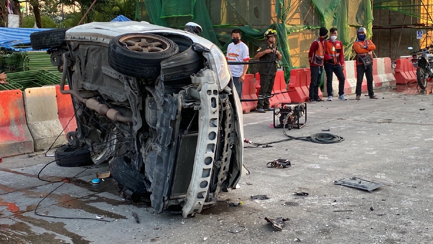 เก๋งพุ่งข้ามเกาะกลางถนน ชนสนั่น 4 คันรวด แยกแคราย ดับ 1 บาดเจ็บ 2