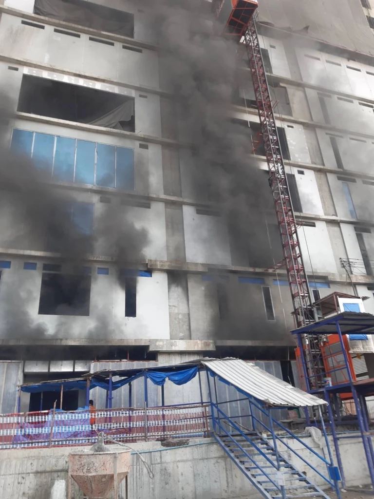 ไฟไหม้ตึกก่อสร้างย่านรามคำแหง มีผู้ติดค้างในอาคารหลายคน